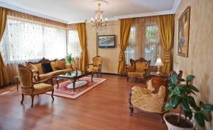 sala de estar con muebles y lámpara de araña. en Triana Hotel, en Antalya
