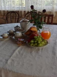 サンタルチアにあるB & B La Mansardaの食品・果物の盛り合わせが入ったテーブル