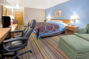 Un pat sau paturi într-o cameră la Super 8 by Wyndham Pontoon Beach IL/St. Louis MO Area