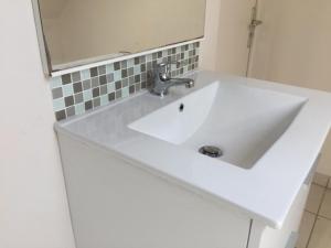 a white sink in a bathroom with a mirror at Lumineux T2 Vieille ville 3pers parking gratuit - by La Source d'OrFée in Boulogne-sur-Mer