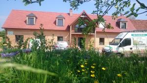 une maison avec une camionnette garée devant elle dans l'établissement La cabane de Denier, à Denier