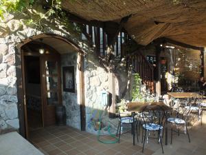 un restaurante con mesa y sillas y un edificio en Centro de Turismo Rural El Recreo en San Martín de Castañeda