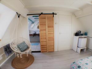 eine Schaukel in einem Zimmer mit einem Schlafzimmer in der Unterkunft B&B Little Miss Sunshine in Zandvoort