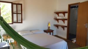 1 dormitorio con hamaca y ventana en Pousada Agua Marinha, en Canoa Quebrada