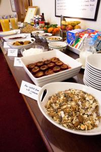 einen Tisch mit vielen verschiedenen Arten von Lebensmitteln in der Unterkunft Orchard Club - Newton House in Knaresborough