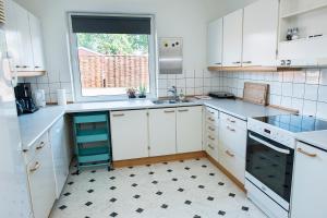 Kuchyň nebo kuchyňský kout v ubytování Mølvangvej 2 Jelling Apartment