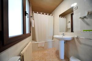 Koupelna v ubytování Hostal Vall D'Aneu by Arcas & Sambola + 37 fotografií