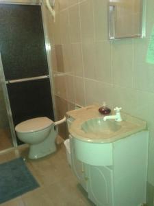 een badkamer met een toilet en een wastafel bij Pousada Alexandrina in Cachoeira Paulista