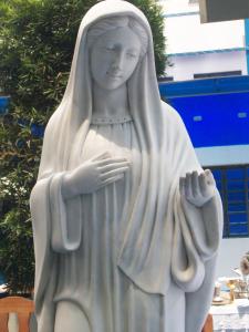 een standbeeld van een vrouw in een badjas bij Pousada Alexandrina in Cachoeira Paulista