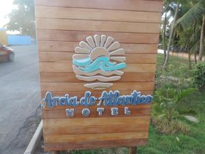 a sign for an arabia de articulation on a wooden wall at Areia do Atlantico Hotel in Porto Seguro