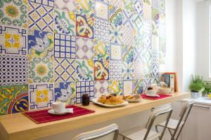 a dining room with a table with plates of food at Napolinn in Naples