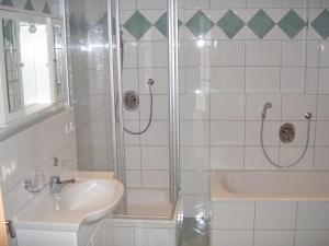 y baño con ducha y lavamanos. en Ferienwohnung Sonnentraum, en Hainzenberg