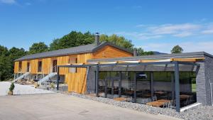 un granero con puertas de cristal y un edificio en Ydykseb en Frýdlant nad Ostravicí