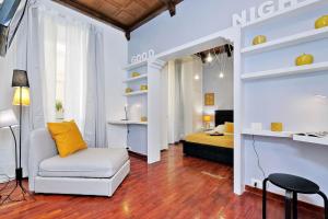ローマにあるLaterano 238 Apartmentのリビングルーム(椅子、ベッド付)