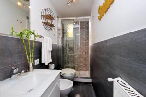 A bathroom at Laterano 238 Apartment Még 14 kép