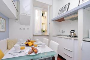 A kitchen or kitchenette at Laterano 238 Apartment