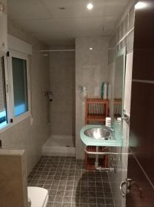 y baño con lavabo, bañera y aseo. en Apartamento Gran Comedias en Málaga