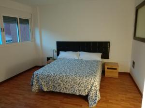 1 dormitorio con 1 cama con cabecero negro en Apartamento Gran Comedias en Málaga