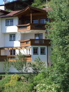 - un bâtiment avec des balcons sur le côté dans l'établissement Ferienwohnung Sonnentraum, à Hainzenberg