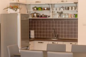 una cocina con fregadero y refrigerador en Apartments Twins, en Herceg-Novi 14 fotos más