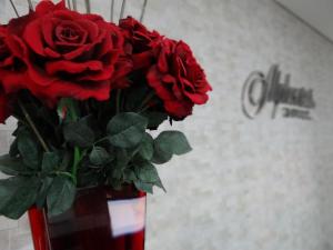 ドウラドスにあるBravo City Hotel Douradosの赤いバラの花瓶