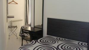 A bed or beds in a room at Hostal JQ Madrid 1