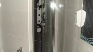 A bathroom at Hostal JQ Madrid 1
