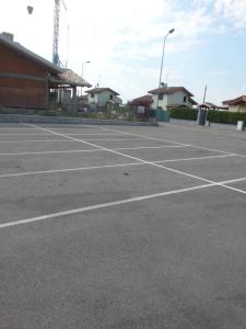 ペスキエーラ・デル・ガルダにあるPeschiera appartamenti Vacanzeのテニスコート付き駐車場