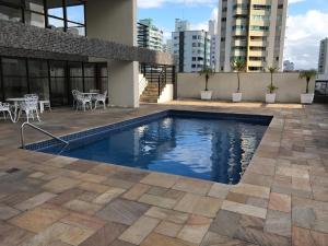 una piscina en la azotea de un edificio en Apartamento Studio, en Balneário Camboriú