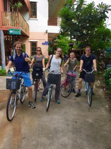 Катание на велосипеде по территории Thai Guesthouse или окрестностям