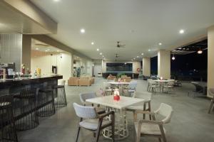 Um restaurante ou outro lugar para comer em The Luxton Cirebon Hotel and Convention
