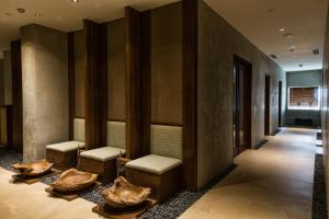 Uma área de estar em The Luxton Cirebon Hotel and Convention