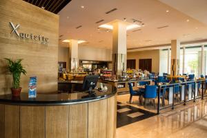 Restorāns vai citas vietas, kur ieturēt maltīti, naktsmītnē The Luxton Cirebon Hotel and Convention