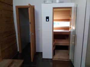 um pequeno quarto com um armário e uma porta em Ferienhaus Brand em Gais