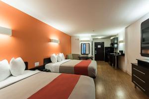 Postel nebo postele na pokoji v ubytování Motel 6-Moosomin, SK + 26 fotografií