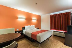 Moosomin穆索明6号汽车旅馆的一间配有大床和桌子的酒店房间