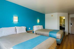 Tempat tidur dalam kamar di Motel 6-Wheatland, WY