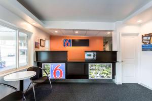 aury inn suites anaheim at the park at Motel 6-Missoula, MT - University in Missoula