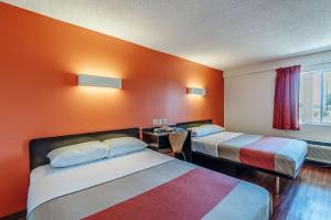 Tempat tidur dalam kamar di Motel 6-Martinsburg, WV