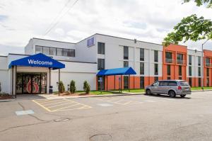 um carro estacionado num parque de estacionamento em frente a um edifício em Motel 6-Brockton, MA em Brockton