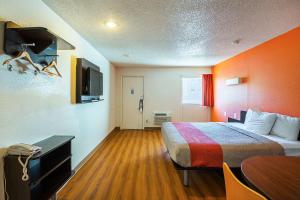 une chambre d'hôtel avec un lit et une table dans l'établissement Motel 6-Blue Springs, MO, à Blue Springs