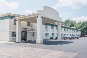 Hope的住宿－阿肯色州霍普6號汽車旅館，一座大型白色建筑,设有停车场