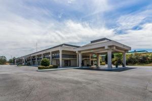 a large office building with a parking lot at Motel 6 Dublin, Ga in Dublin