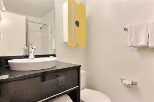A bathroom at Studio 6-Austin, TX - Northwest