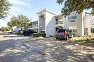 un estacionamiento frente a un edificio en Studio 6-Stafford, TX - Houston - Sugarland en Stafford