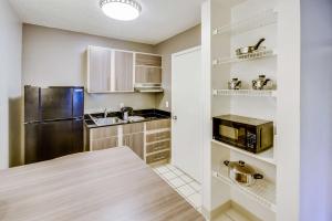 Dapur atau dapur kecil di Studio 6-Houston, TX - Hobby South