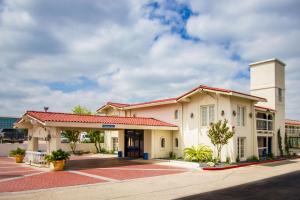 un gran edificio blanco con techo rojo en Motel 6-Austin, TX - Midtown, en Austin