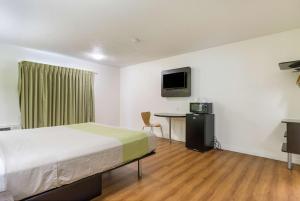 Μια τηλεόραση ή/και κέντρο ψυχαγωγίας στο Motel 6-Santa Maria, CA - South