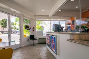 un restaurant avec un comptoir, une table et une fenêtre dans l'établissement Motel 6-San Bernardino, CA - Downtown, à San Bernardino