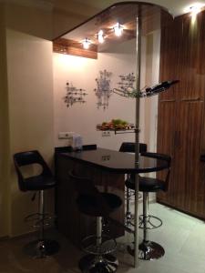 - une cuisine avec une table et des chaises dans la chambre dans l'établissement 11 Shio Chitadze St, à Tbilissi